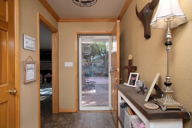 2900 Teckla Blvd, Amarillo, TX 79106 - doorway featuring wood finished floors and crown molding