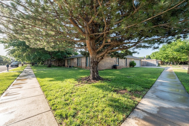 6211 Edgeware Pl, Amarillo, TX 79109 - view of front of home featuring a front lawn