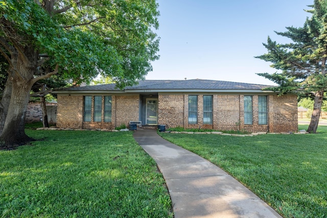 6211 Edgeware Pl, Amarillo, TX 79109 - single story home featuring a front yard and brick siding