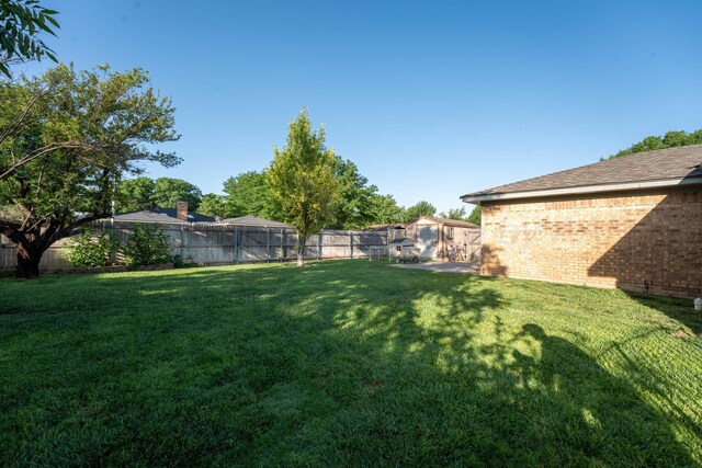 6211 Edgeware Pl, Amarillo, TX 79109 - fenced backyard featuring a shed
