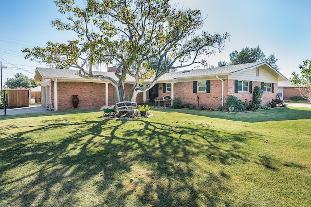 ranch-style house featuring a front yard