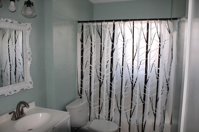 bathroom featuring a shower with shower curtain, vanity, and toilet