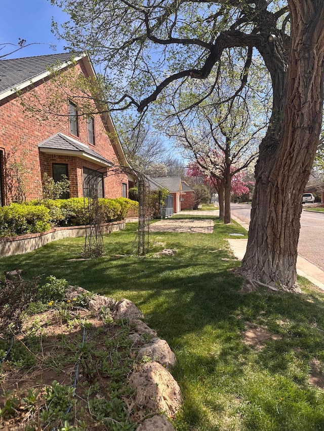 2223 S Ong St, Amarillo, TX 79109 - view of grassy yard