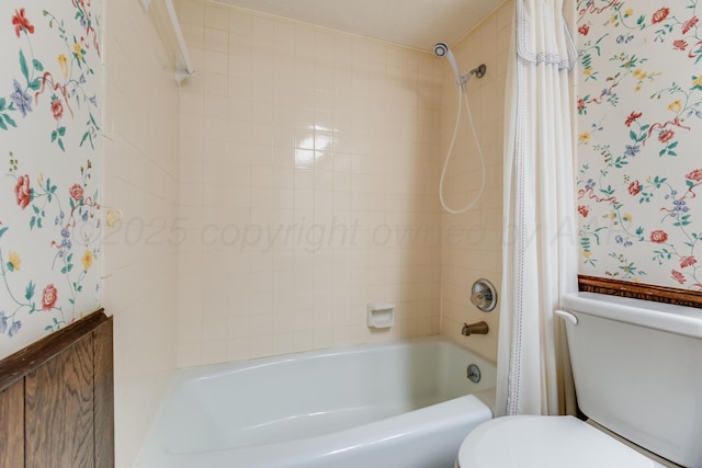 full bath with toilet, shower / bath combo with shower curtain, and wallpapered walls