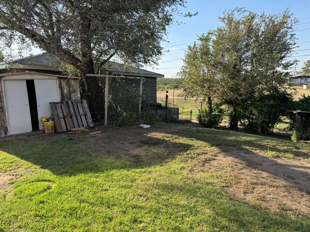 view of yard with a storage unit