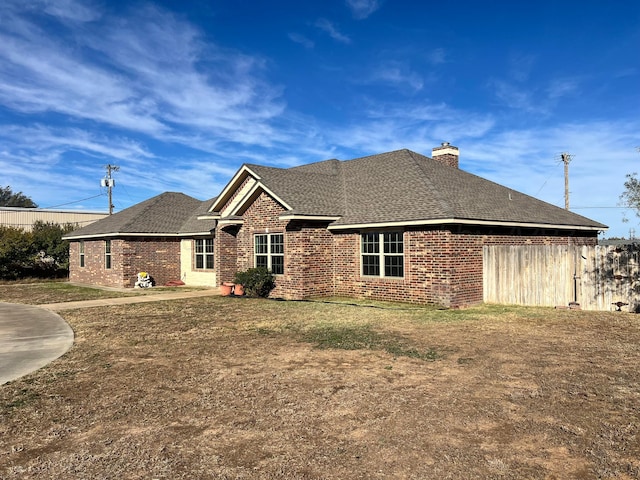 view of front of house featuring a front yard