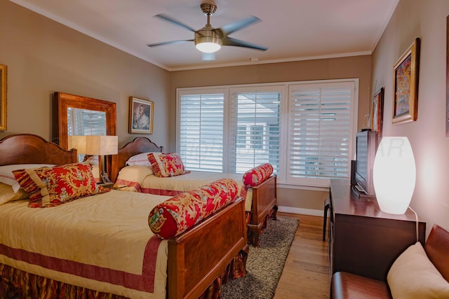 bedroom featuring light wood-style floors, baseboards, a ceiling fan, and ornamental molding