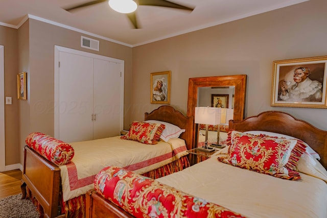 bedroom with wood finished floors, crown molding, ceiling fan, and baseboards