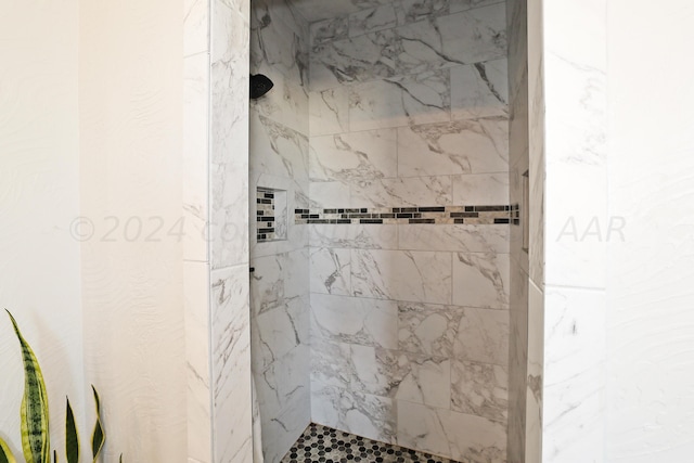 bathroom featuring tiled shower