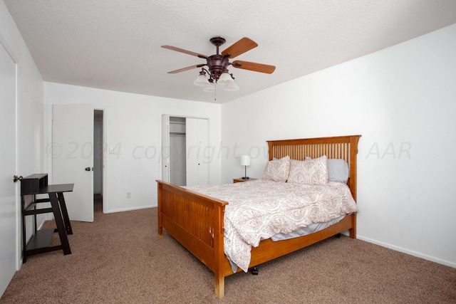 bedroom featuring carpet flooring, a textured ceiling, ceiling fan, and a closet