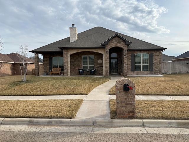 view of front of property featuring a front yard