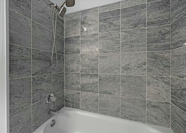 bathroom featuring tiled shower / bath