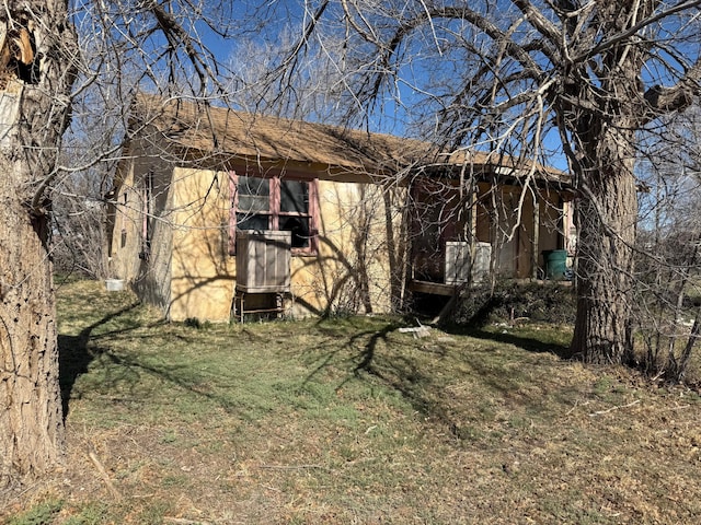 exterior space featuring a front yard