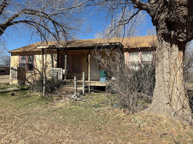 view of front facade featuring a front yard