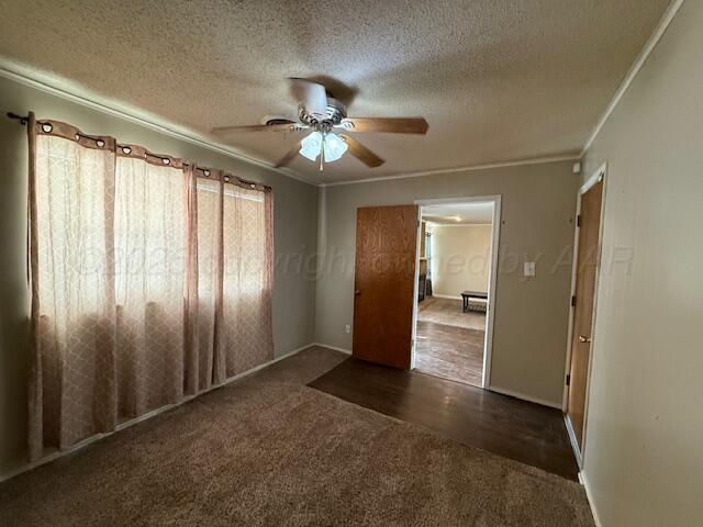 unfurnished room featuring carpet flooring, a textured ceiling, crown molding, and a ceiling fan