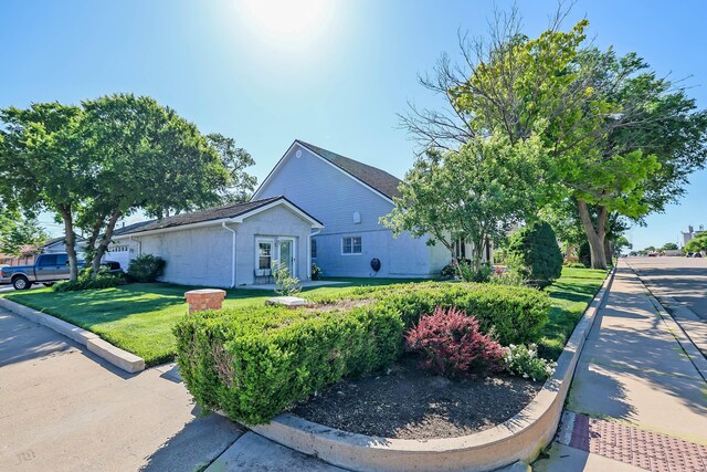 620 N Main St, Stratford, TX 79084 - view of front of house with a front lawn and stucco siding