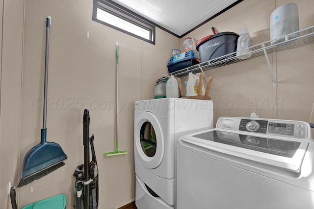 washroom with crown molding and washing machine and dryer