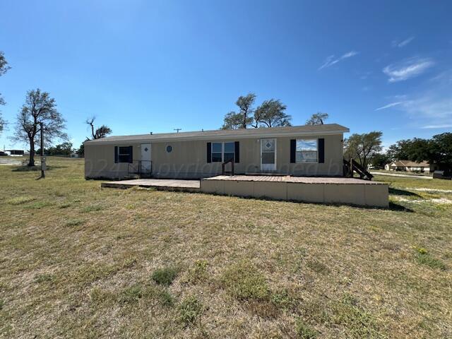 view of front of property with a front yard