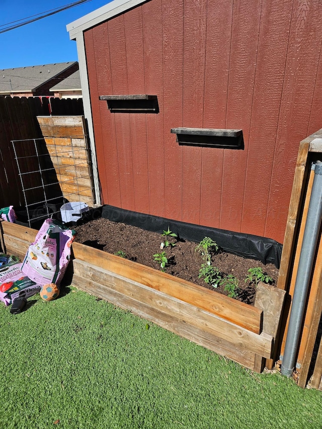 view of outdoor structure with fence and an outdoor structure