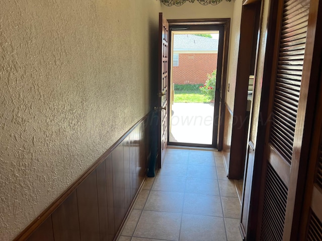 415 Mesquite Ave, Amarillo, TX 79108 - entryway featuring a textured wall and wainscoting