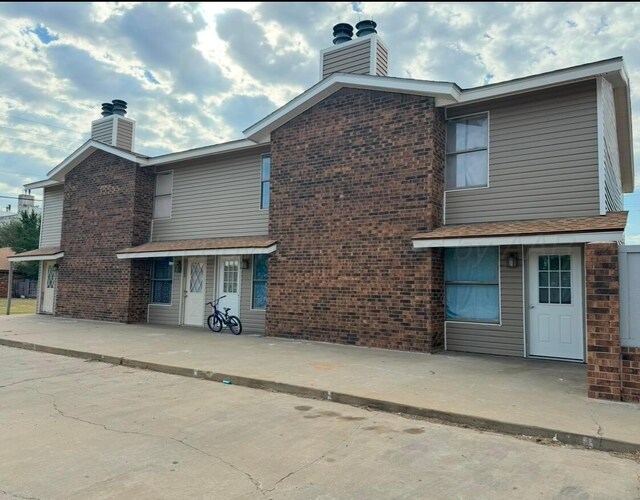 view of front facade featuring a front lawn