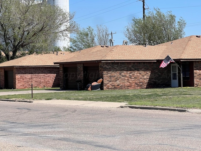 view of front of property featuring a front lawn