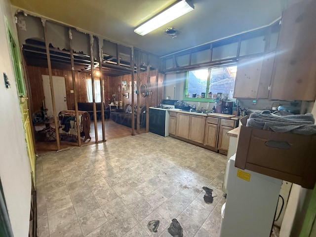 2107 Hemlock St, Borger, TX 79007 - kitchen with washer / clothes dryer