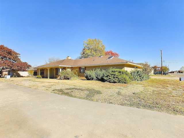 view of front of home with a front lawn