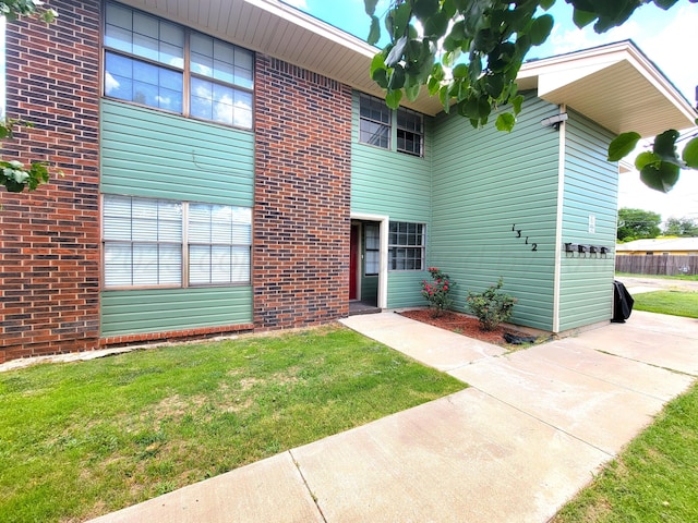 1312 Coffee St, Pampa, TX 79065 - exterior space featuring a yard