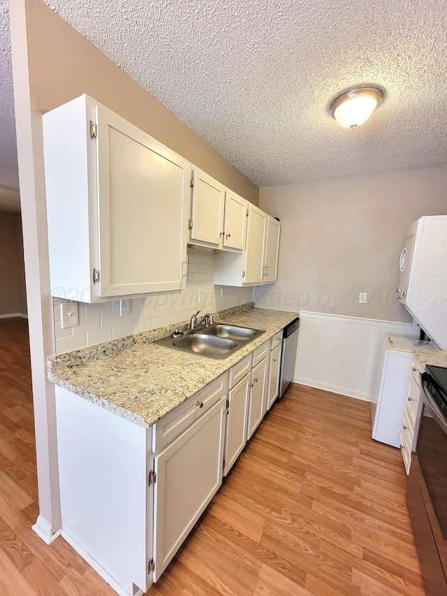 1312 Coffee St, Pampa, TX 79065 - kitchen featuring light hardwood / wood-style floors, white cabinetry, sink, and appliances with stainless steel finishes