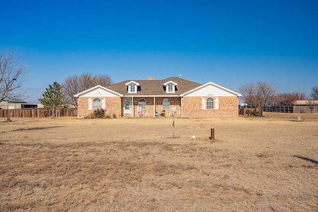 view of front of property featuring a front yard