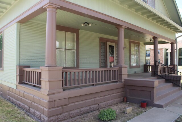 entrance to property featuring covered porch