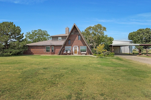 view of front of home featuring a front yard and a carport