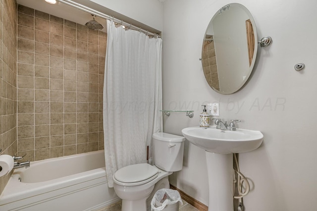 504 High St, Claude, TX 79019 - bathroom featuring toilet, shower / bathtub combination with curtain, baseboards, and a sink