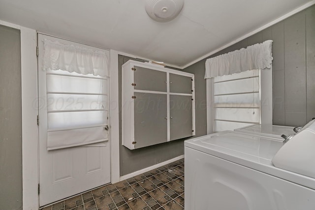 504 High St, Claude, TX 79019 - clothes washing area featuring washing machine and dryer and baseboards