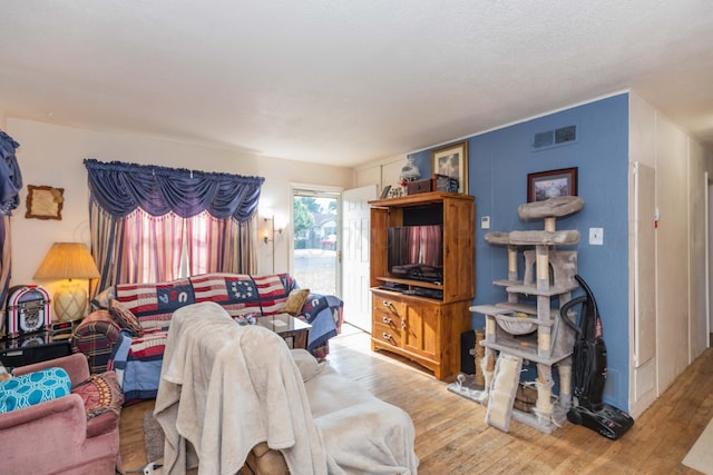 1960 S Highland St, Amarillo, TX 79103 - living area with wood finished floors