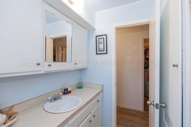 1960 S Highland St, Amarillo, TX 79103 - bathroom with vanity, crown molding, and wood finished floors
