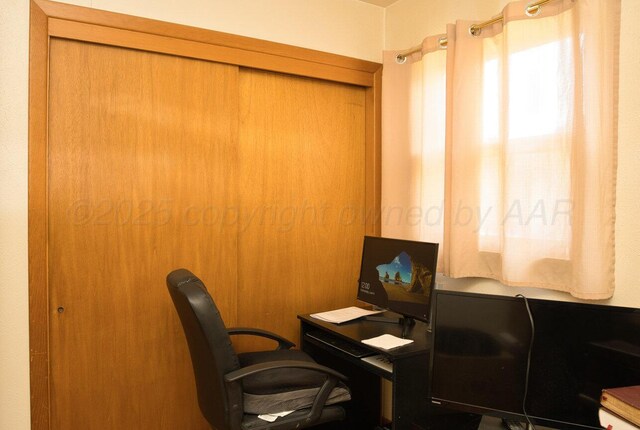 1909 N Wells St, Pampa, TX 79065 - view of office space