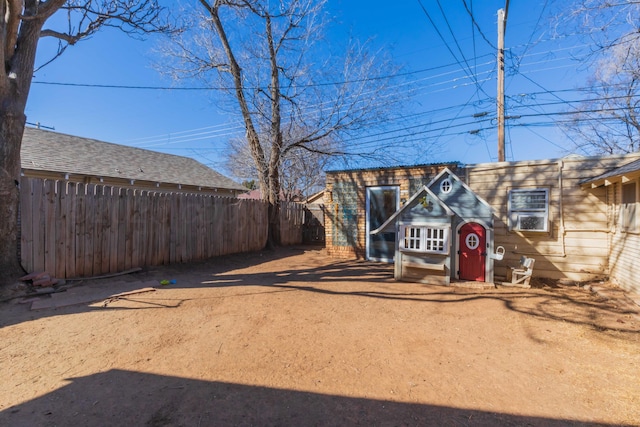 view of yard with an outbuilding and fence