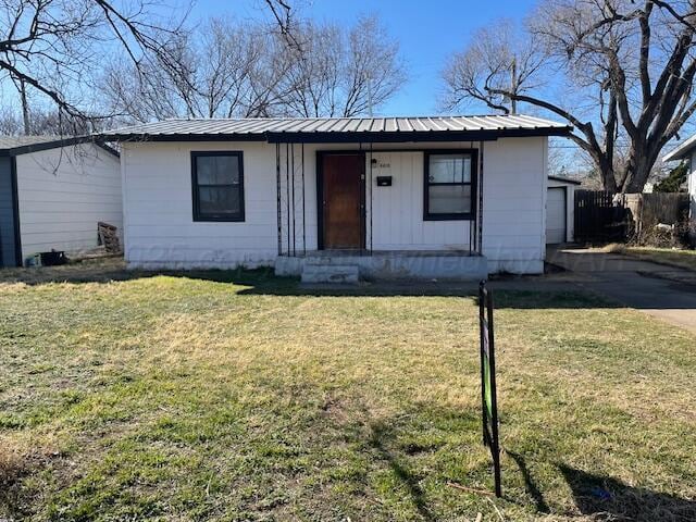 view of front of home with a front lawn