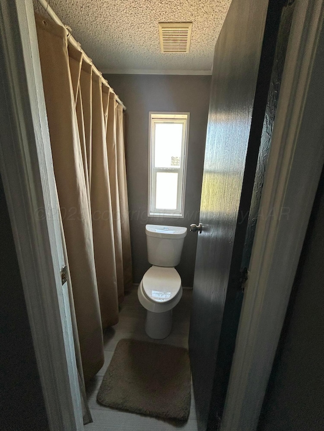 712 Groom Ave, Panhandle, TX 79068 - bathroom with a textured ceiling and a shower with curtain
