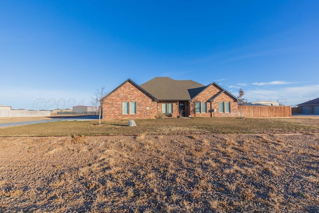 single story home with a front yard