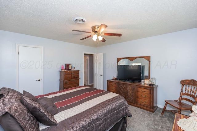bedroom featuring light colored carpet, a ceiling fan, a textured ceiling, and visible vents