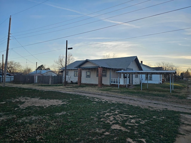 view of front of property featuring a front lawn