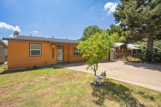 view of front of property featuring a front yard and a patio area