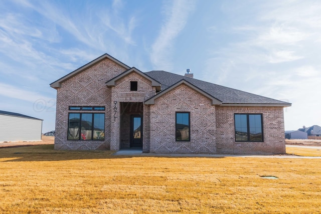 view of front of property featuring a front lawn