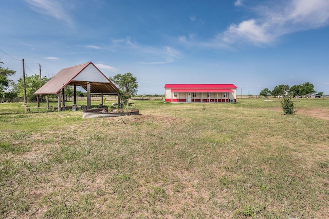 view of yard featuring a rural view