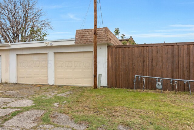 3101 SW 28th Ave, Amarillo, TX 79109 - garage with fence