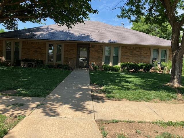 6810 Montague Dr, Amarillo, TX 79109 - ranch-style home featuring brick siding and a front lawn