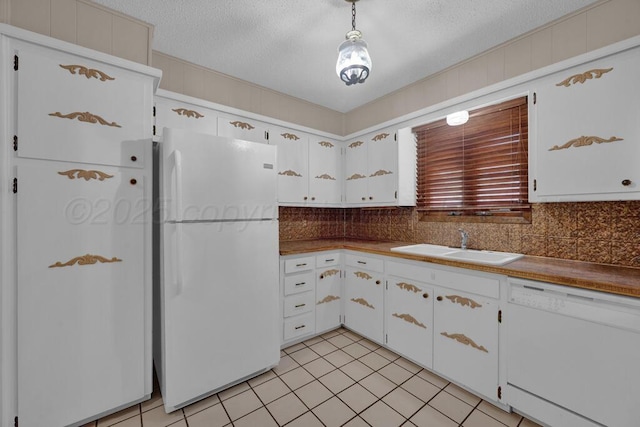 145 N Kingwood St, Hereford, TX 79045 - kitchen with decorative backsplash, a textured ceiling, a sink, white appliances, and white cabinetry